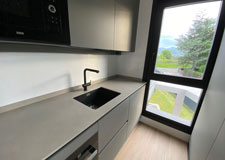 Cocina estrecha gris antracita