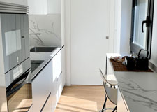 Cocina blanca con encimera de mármol