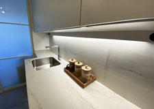 Cocina blanca con comedor