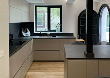 Cocina con península gris arena