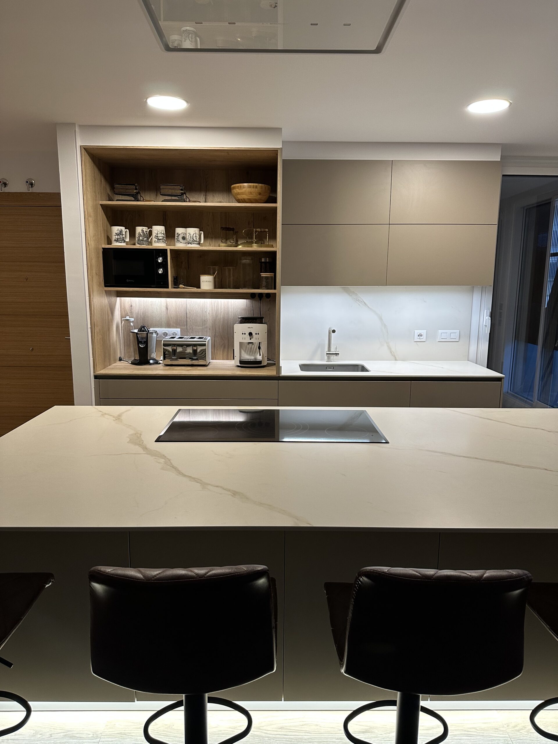 cocina con isla central y mueble desayunador Santos Getxo