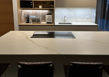 Cocina con isla central y mueble desayunador