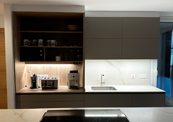 Cocina con isla central y mueble desayunador