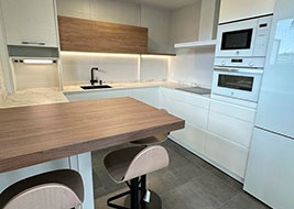 Cocina blanco mate y toques en madera
