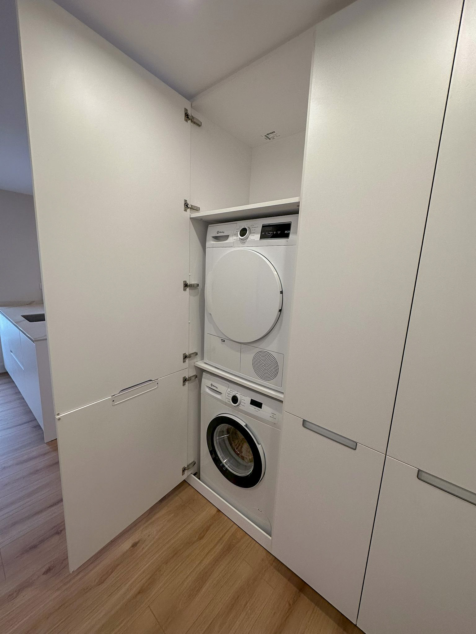 Zona de lavado, lavadora y secadora dentro del armario.