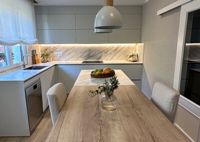 Cocina blanca con mesa de roble