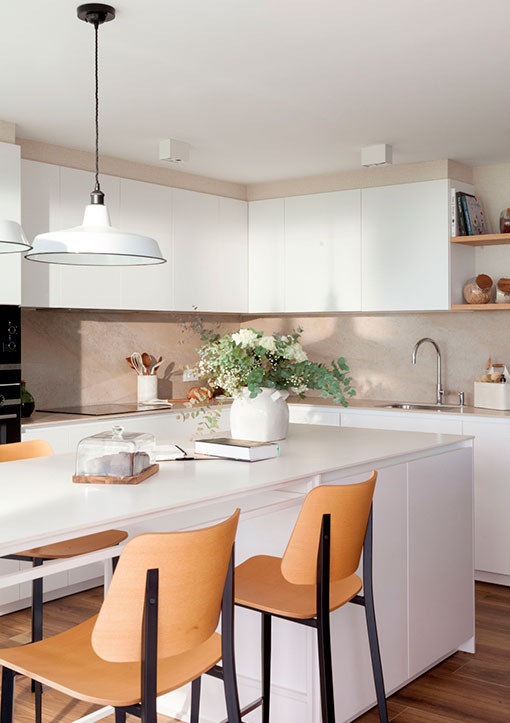 cocina blanca de estilo minimalista con isla central de Santos Getxo