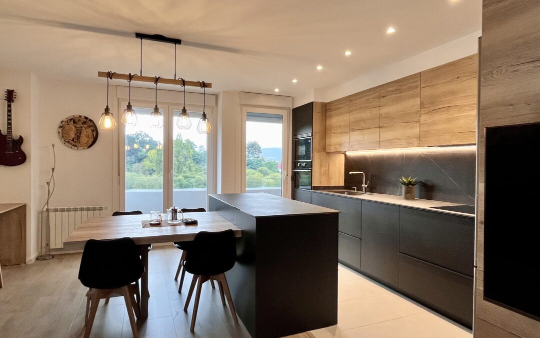 Cocina negra con toques de madera