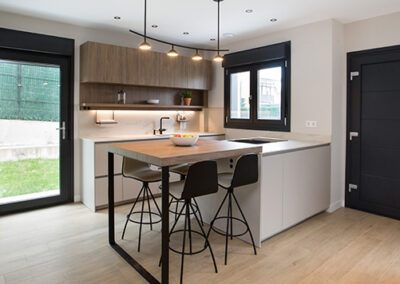 Cocina en tonos cashmere y madera