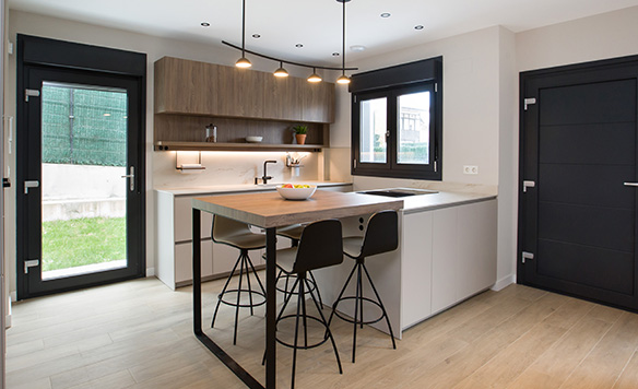 Cocina en tonos cashmere y madera