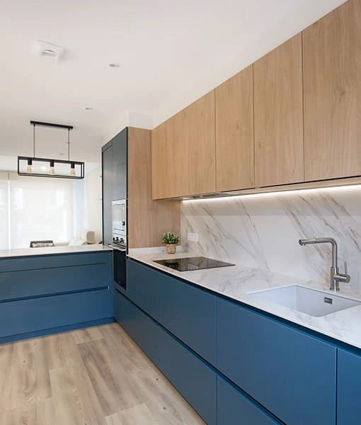 Cocina azul con carácter
