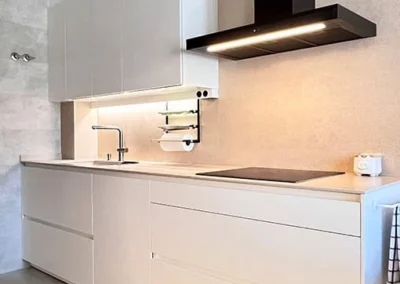 Cocina blanca con desayunador