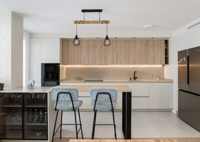 Cocina con armonía cromática y textura natural