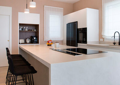 Cocina blanca con detalles en roble natural