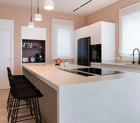 Cocina blanca con detalles en roble natural