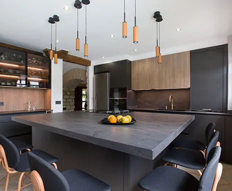 cocina-santos-getxo-en-grafeno-y-roble-kairos Isla central en cocina con frutero