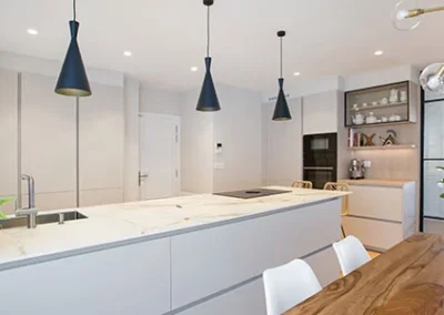 Cocina cashmere con desayunador en roble claro