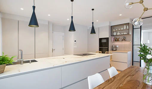 Cocina cashmere con desayunador en roble claro