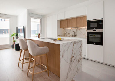 Cocina luminosa en blanco y roble natural