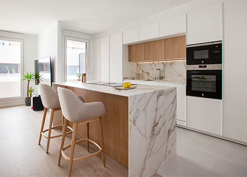 Cocina luminosa en blanco y roble natural