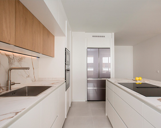 santos-getxo-cocina-blanco-roble-natural Isla central en cocina con frutero