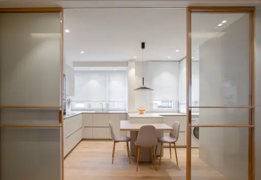 Cocina en blanco perla