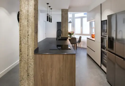 COCINA MODERNA CON TOQUES RÚSTICOS EN CASHMERE Y ROBLE KAIROS
