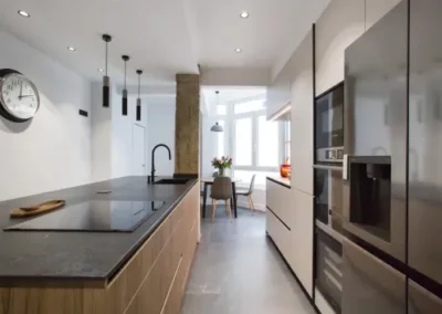 Cocina moderna con toques rústicos en cashmere y roble kairos