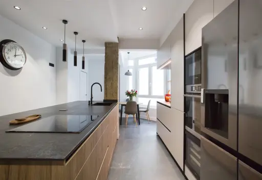 Cocina moderna con toques rústicos en cashmere y roble kairos