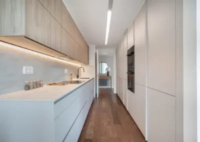 Cocina en Cachemire y olmo claro