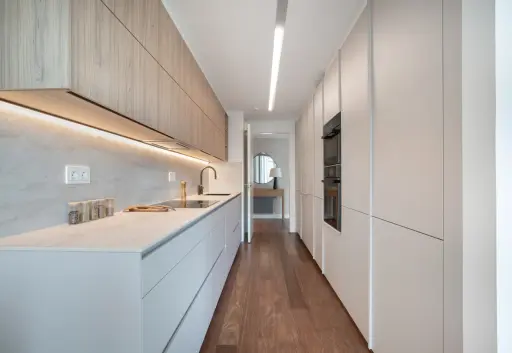 Cocina en Cachemire y olmo claro
