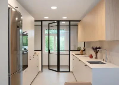 Cocina luminosa en blanco Cashmere y roble