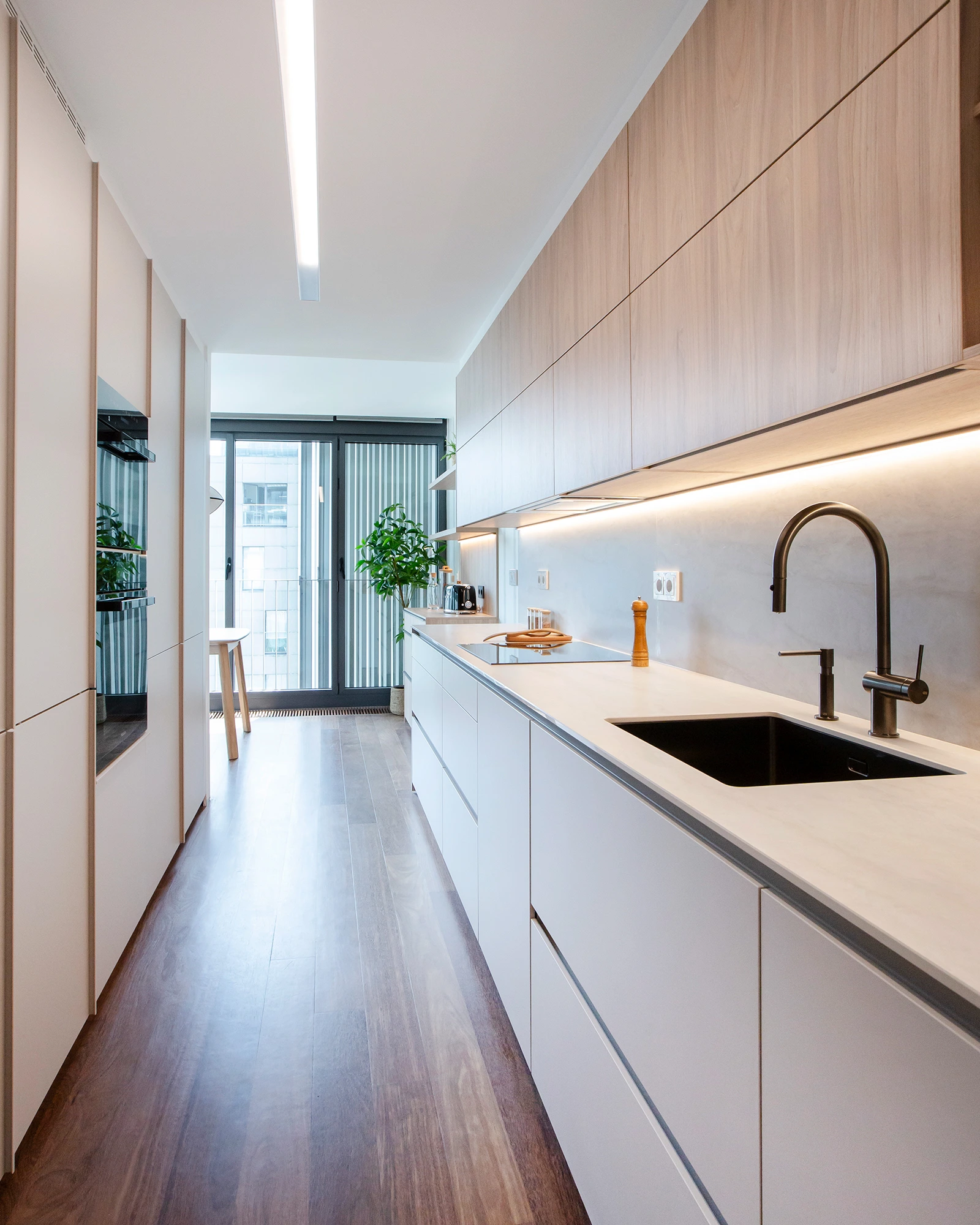 Encimera de Dekton en cocina abierta resistente a olores