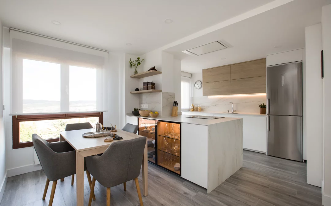 Cocina abierta al salón ventajas y cómo evitar que huela a comida