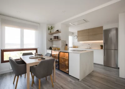 Cocina abierta al salón ventajas y cómo evitar que huela a comida