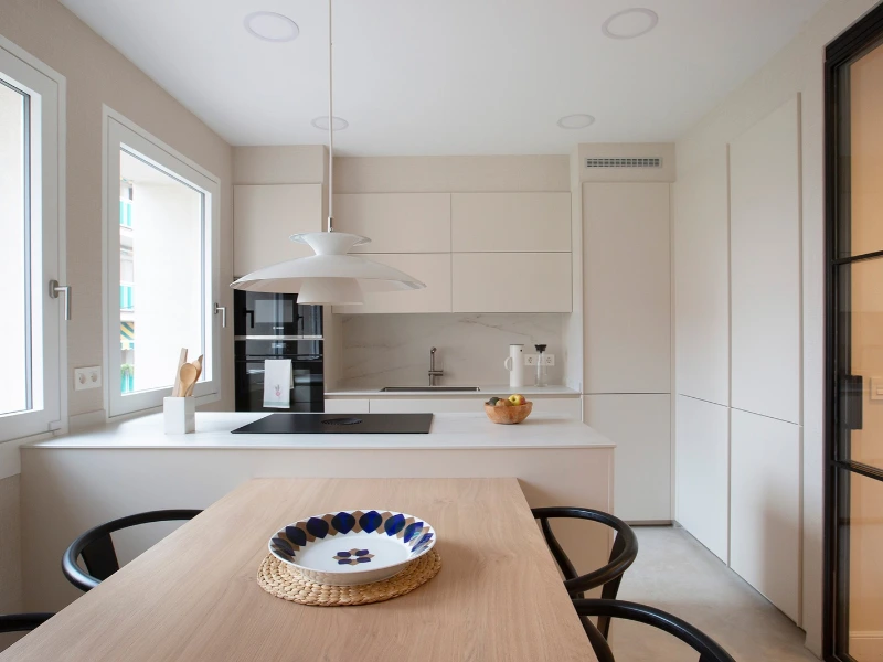Cocina beige y roble natural